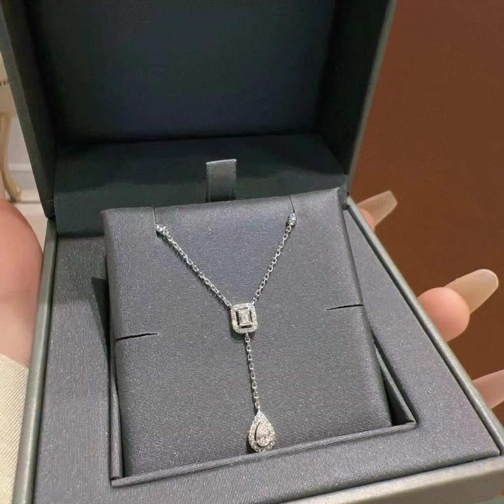 Elegant Silver Necklace with Gemstone Pendant